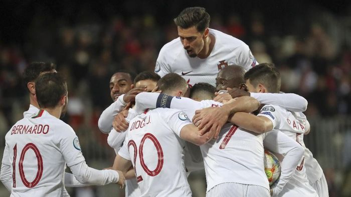 Pemain Timnas Portugal merayakan gol Ronaldo ke gawang Luksemburg di laga terakhir Grup B Kualifikasi Piala Eropa 2020. Portugal menang 2-0 dan maju ke putaran final. (Foto: Francisco Seco/AP Photo) Pemain Timnas Portugal merayakan gol Ronaldo ke gawang Luksemburg di laga terakhir Grup B Kualifikasi Piala Eropa 2020. Portugal menang 2-0 dan maju ke putaran final. (Foto: Francisco Seco/AP Photo)
