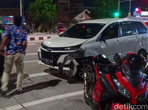 Diduga Sopir Mabuk, MPV Terguling di Simpang Dumpil Madiun