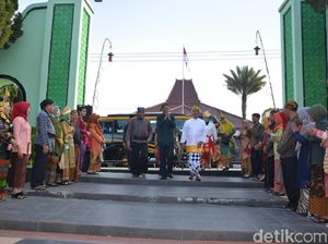 Pelajar di Magetan Wajib Pakai Baju Adat Tiap Tanggal 17