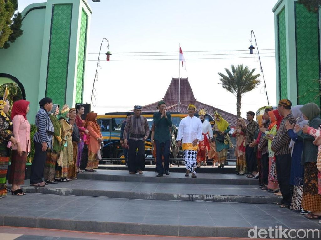 Pelajar di Magetan Wajib Pakai Baju Adat Tiap Tanggal 17 Pelajar di Magetan Wajib Pakai Baju Adat Tiap Tanggal 17