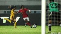Serangan demi serangan dilancarkan para pemain timnas putri Indonesia.