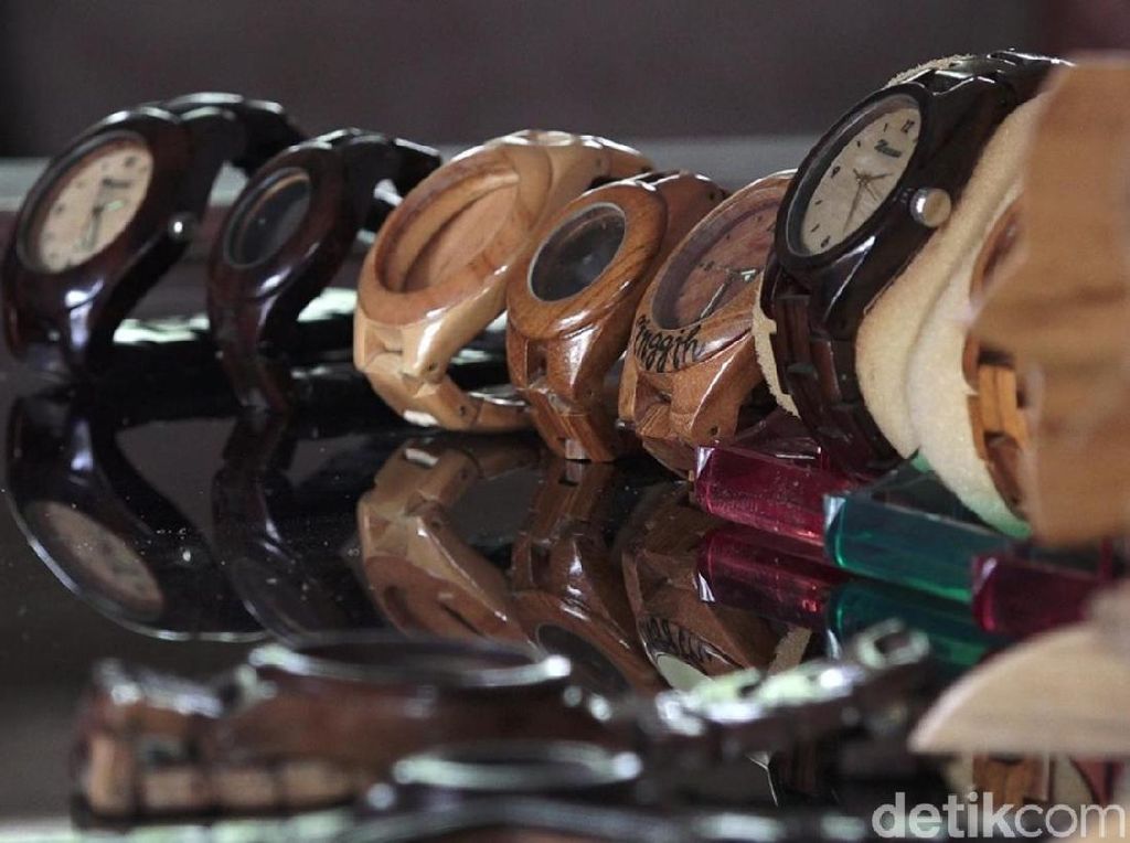 Pria di Banyuwangi Sulap Limbah Kayu Jadi Jam Tangan Rp 450 Ribu Pria di Banyuwangi Sulap Limbah Kayu Jadi Jam Tangan Rp 450 Ribu