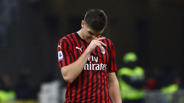 MILAN, ITALY - NOVEMBER 03: Krzysztof Piatek of AC Milan shows his dejection at the end of the Serie A match between AC Milan and SS Lazio at Stadio Giuseppe Meazza on November 3, 2019 in Milan, Italy. (Photo by Marco Luzzani/Getty Images)