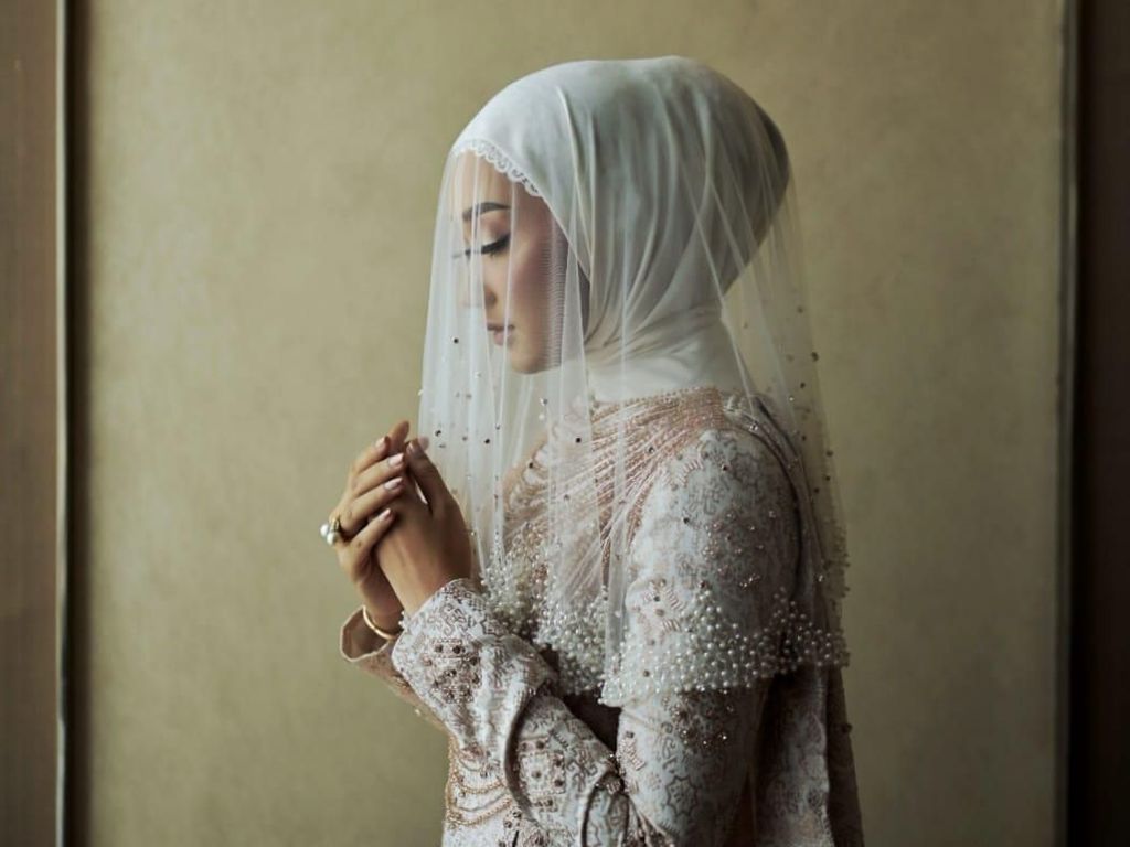 Foto: Penampilan Anggun Dian Pelangi di Pernikahannya dengan Sandy Nasution