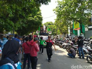 Demo Buruh di Kabupaten Bogor Pindah ke Depan Disnaker, Akses Jalan Ditutup