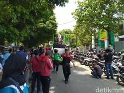 Demo Buruh di Kabupaten Bogor Pindah ke Depan Disnaker, Akses Jalan Ditutup