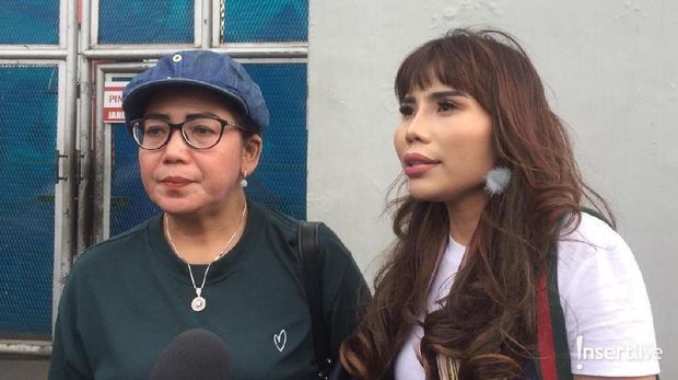 Tuty Suratinah dan sahabat Kriss Hatta