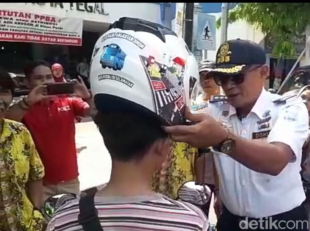 Pelanggar Lalin di Kota Tegal Tak Ditilang, Malah Dapat Hadiah Pelanggar Lalin di Kota Tegal Tak Ditilang, Malah Dapat Hadiah