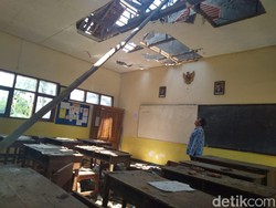 Ruang Kelas Terbakar, Puluhan Siswa SD di Jombang Belajar di Perpustakaan