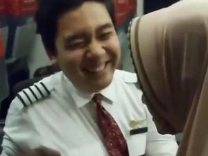 Viral! Video Pramugara Lion Air yang Bantu Penumpang Lansia