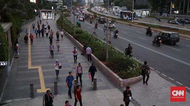 Sejumlah pekerja di kawasan bisnis Sudirman, Jakarta, Senin, 18 November 2019. CNNIndonesia/Safir Makki