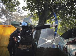 Polisi Hong Kong Terkena Anak Panah yang Dilepaskan Demonstran Polisi Hong Kong Terkena Anak Panah yang Dilepaskan Demonstran