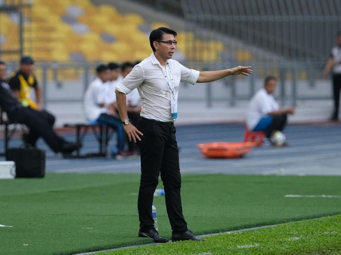 KUALA LUMPUR, MALAYSIA - MARCH 23: Malaysias head coach Tan Cheng Hoe issues instruction from the technical area during the Airmarine Cup final match between Malaysia and Afghanistan at Bukit Jalil National Stadium on March 23, 2019 in Kuala Lumpur, Malaysia. (Photo by How Foo Yeen/Getty Images)