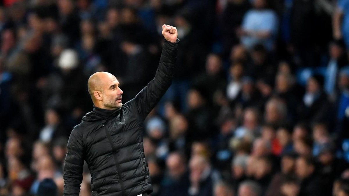 Pep Guardiola beri sinyal bertahan lebih lama di Manchester City. (Foto: Michael Regan / Getty Images)