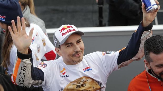 Pensiunan pembalap MotojiP Spanyol George Lorenzo berkompetisi di final musim di Grand Prix Motor Valencia setelah balapan di Spanyol pada hari Minggu di Ricardo Tormo, dekat Checce, Valencia.  Air terjun  17 November 2019.  (Foto AP / Alberto Saiz)