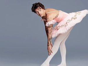 Dulu Pakai Gaun, Kini Harry Styles Jadi Balerina Dulu Pakai Gaun, Kini Harry Styles Jadi Balerina