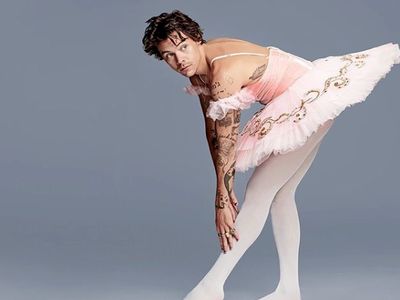 Dulu Pakai Gaun, Kini Harry Styles Jadi Balerina
