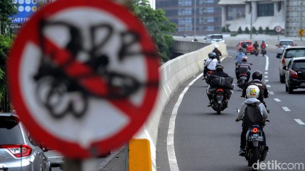Bandelnya Kebangetan! Pemotor Masih Saja Terobos JLNT Kuningan