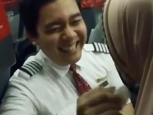 Pramugara atau Pilot? Ini Kata Pengunggah Video Pramugara yang Viral