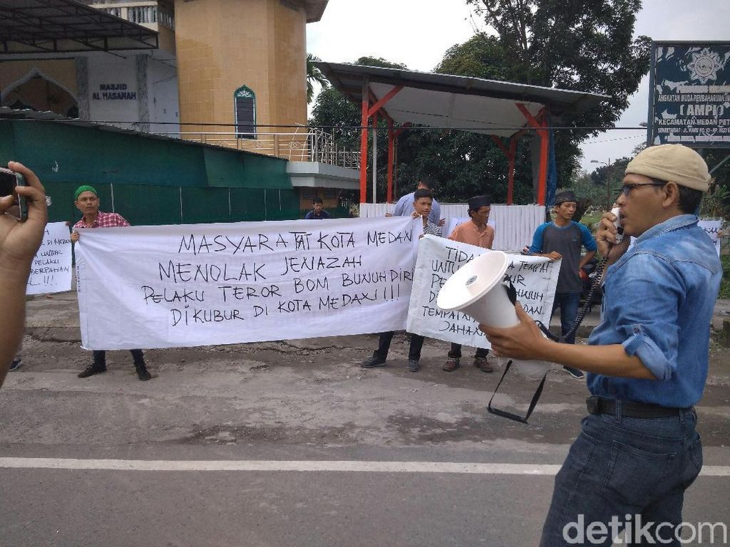 Gubernur Edy Minta Warga tak Persoalkan Pemakaman Jenazah Pelaku Bom Medan Gubernur Edy Minta Warga tak Persoalkan Pemakaman Jenazah Pelaku Bom Medan