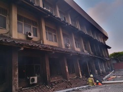 Sudah 4,5 Jam, Kebakaran di SMK Yadika 6 Bekasi Belum Padam