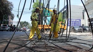 Petugas Gencar Rapikan Kabel Semrawut di Jakarta