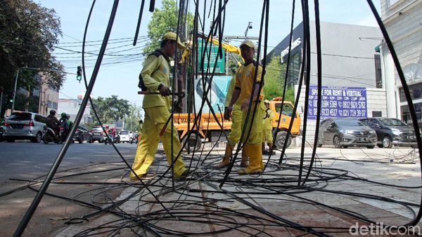 Petugas Gencar Rapikan Kabel Semrawut di Jakarta