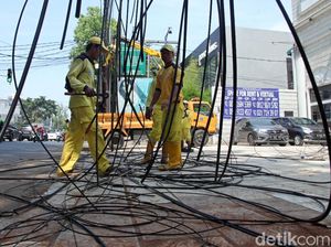 Petugas Gencar Rapikan Kabel Semrawut di Jakarta