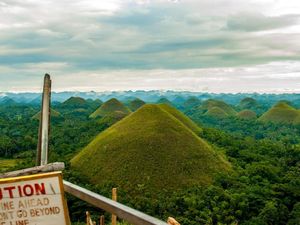 Potret Bukit Cokelat yang Mitosnya dari Air Mata Raksasa Potret Bukit Cokelat yang Mitosnya dari Air Mata Raksasa