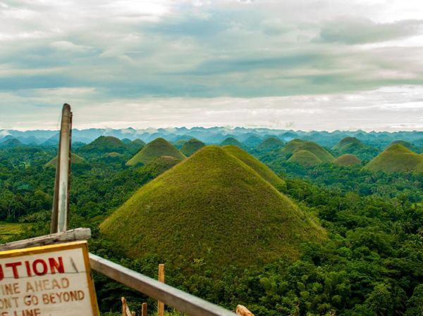 Potret Bukit Cokelat yang Mitosnya dari Air Mata Raksasa