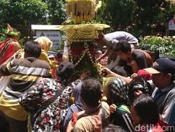 Warga Rebutan Tumpeng Lanang dan Wadon Peringati HUT Tulungagung