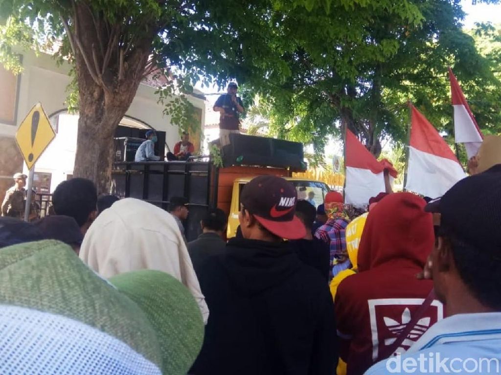 Kejari Banyuwangi Dikepung Warga Gumirih, Minta Dugaan Korupsi Ditangani Kejari Banyuwangi Dikepung Warga Gumirih, Minta Dugaan Korupsi Ditangani