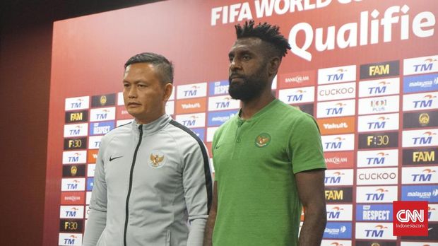 Yeyen Tumena (kiri) menilai permainan Malaysia sederhana. (
