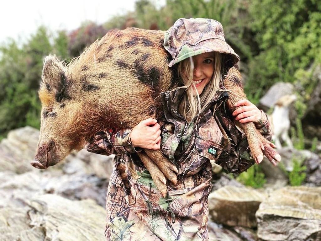 Posting Foto Bareng Hewan Hasil Berburu, Wanita Ini Dapat Ancaman Kematian Posting Foto Bareng Hewan Hasil Berburu, Wanita Ini Dapat Ancaman Kematian