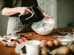 Syalnya Terlilit Mikser, Wanita Ini Tewas Saat Bikin Kue