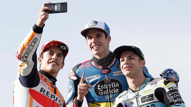 Marc Marquez dan Alex Marquez (tengah) saat merayakan gelar juara dunia 2019. (