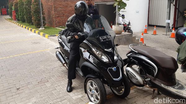 Chandra Hamzah Naik Moge ke Kantor Erick Thohir