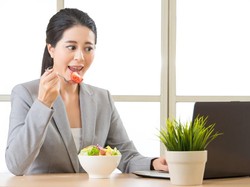 Camilan Sehat saat Jam Kantor Bisa Tingkatkan Konsentrasi?