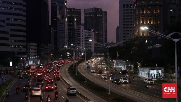 sejumlah kendaraan melintas di jalan sudirman, Jakarta, Senin, 18 November 2019. CNNIndonesia/Safir Makki
