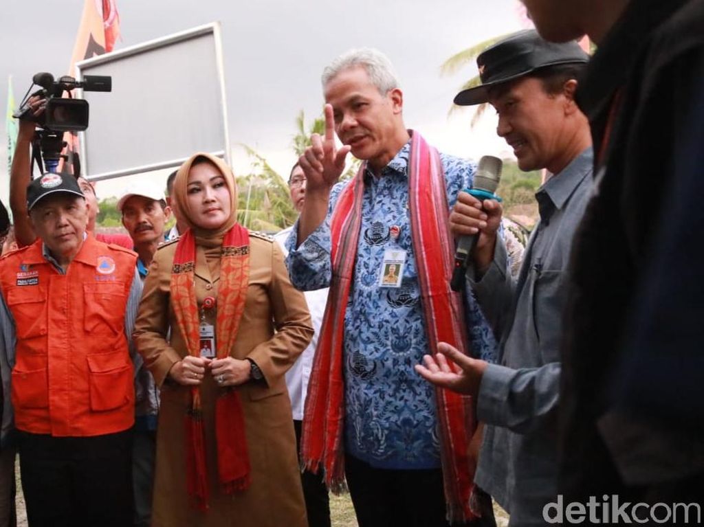 Kata Ganjar Soal Teror Tawon Vespa yang Tewaskan Warga di Klaten Kata Ganjar Soal Teror Tawon Vespa yang Tewaskan Warga di Klaten