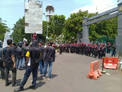 Buruh Demo Tuntut Kenaikan UMK 2020 di Depan Kantor Bupati Bogor