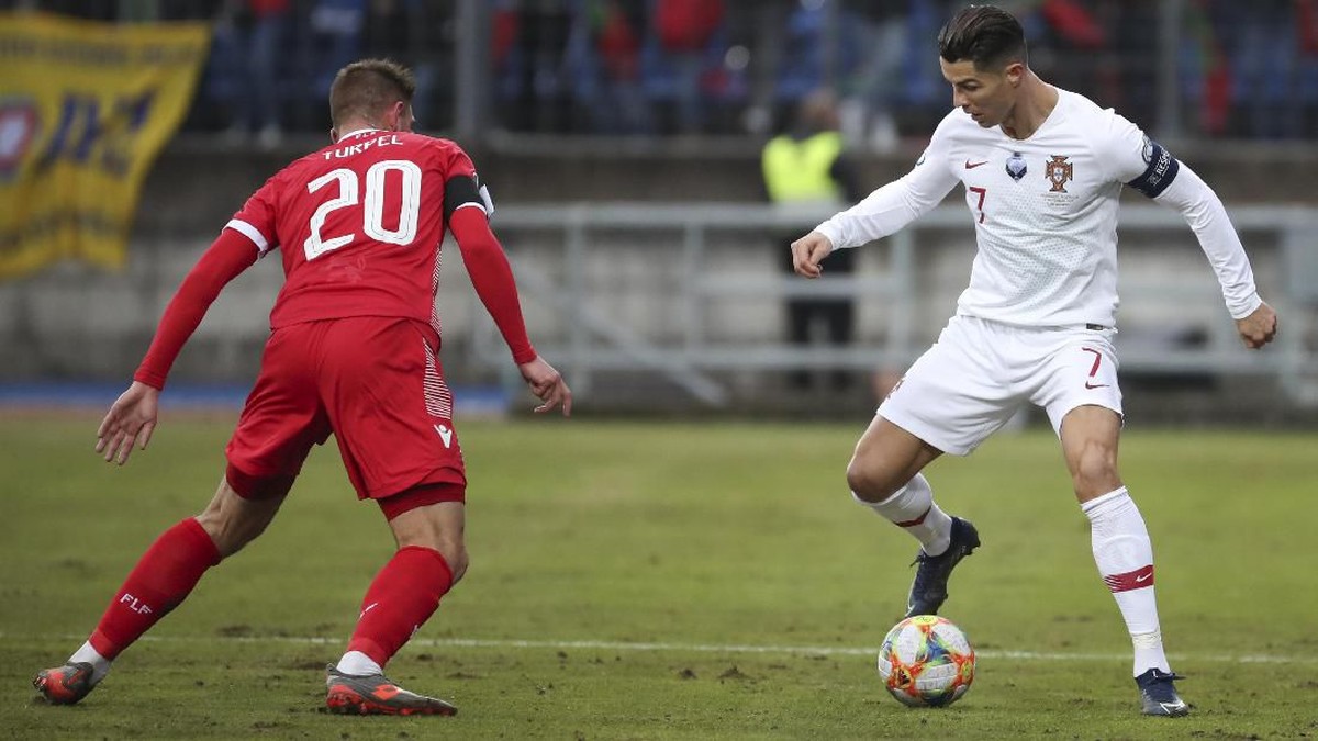 Penyerang Portugal Cristiano Ronaldo saat melawan Luksemburg di Kualifikasi Piala Eropa 2002. (Foto: Francisco Seco/AP Photo)