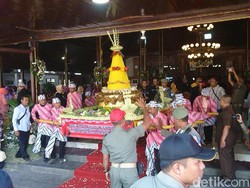 Ratusan Warga Tulungagung Berebut Tumpeng Lanang-Wadon di Pendapa Kongas