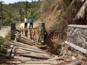 Faktor Usia, Jembatan Roma Penghubung 2 Desa di Ciamis Ambruk
