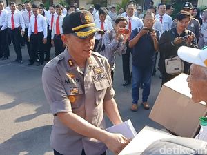 Tukang Becak di Kota Kediri Bisa Minta Makan ke Polisi Jika Lapar Tukang Becak di Kota Kediri Bisa Minta Makan ke Polisi Jika Lapar
