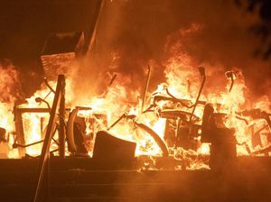 Jadi Medan Tempur, Universitas di Hong Kong Terbakar