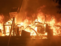 Jadi Medan Tempur, Universitas di Hong Kong Terbakar