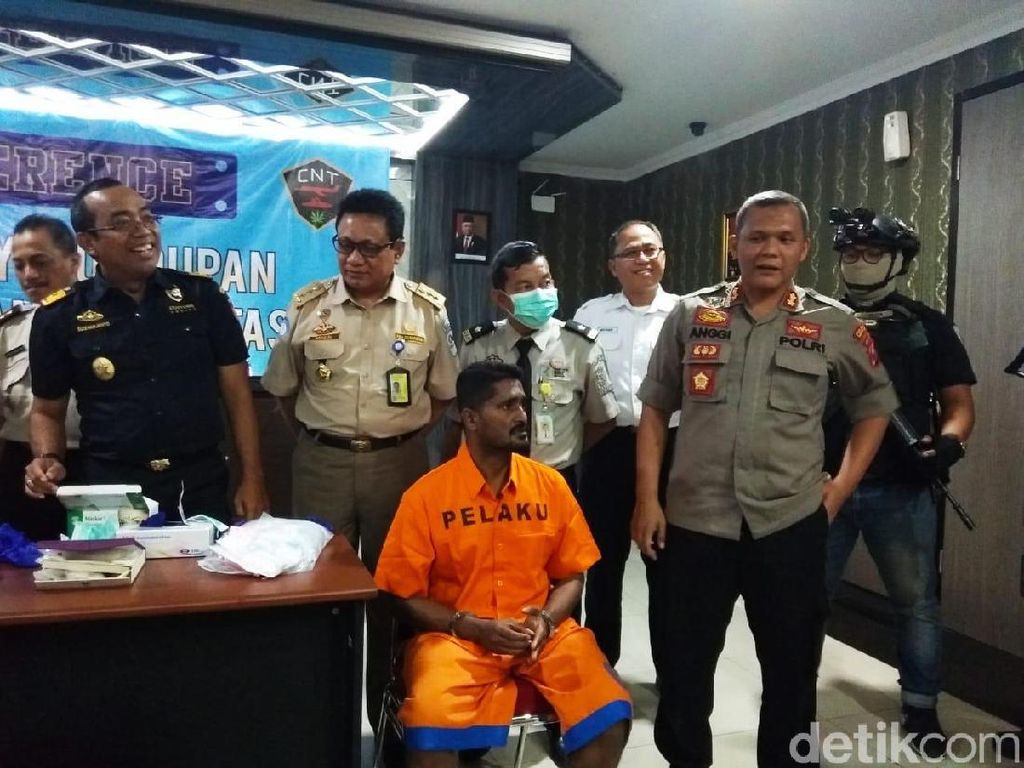 WN India Ditangkap di Bandara Juanda Karena Bawa 1,33 Kg Sabu WN India Ditangkap di Bandara Juanda Karena Bawa 1,33 Kg Sabu