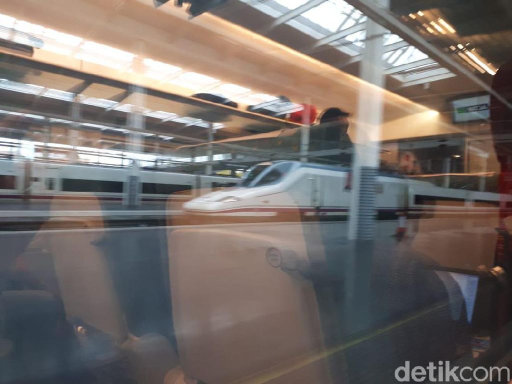 Serunya Naik Kereta Valencia-Madrid Rp 715 Ribuan Serunya Naik Kereta Valencia-Madrid Rp 715 Ribuan