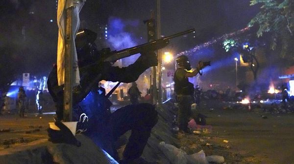 Polisi dan Demonstran Saling Serang di Kampus Hong Kong